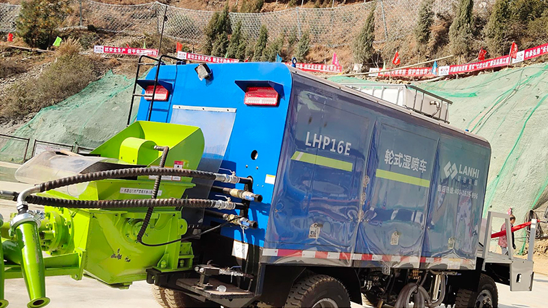 藍海智裝的LCHP16E車載濕噴車助力瀘石高速硬梁包隧道(圖1)