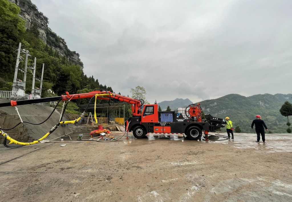 混凝土濕噴臺(tái)車不僅提高了施工效率和質(zhì)量，還能保障工人健康(圖1)