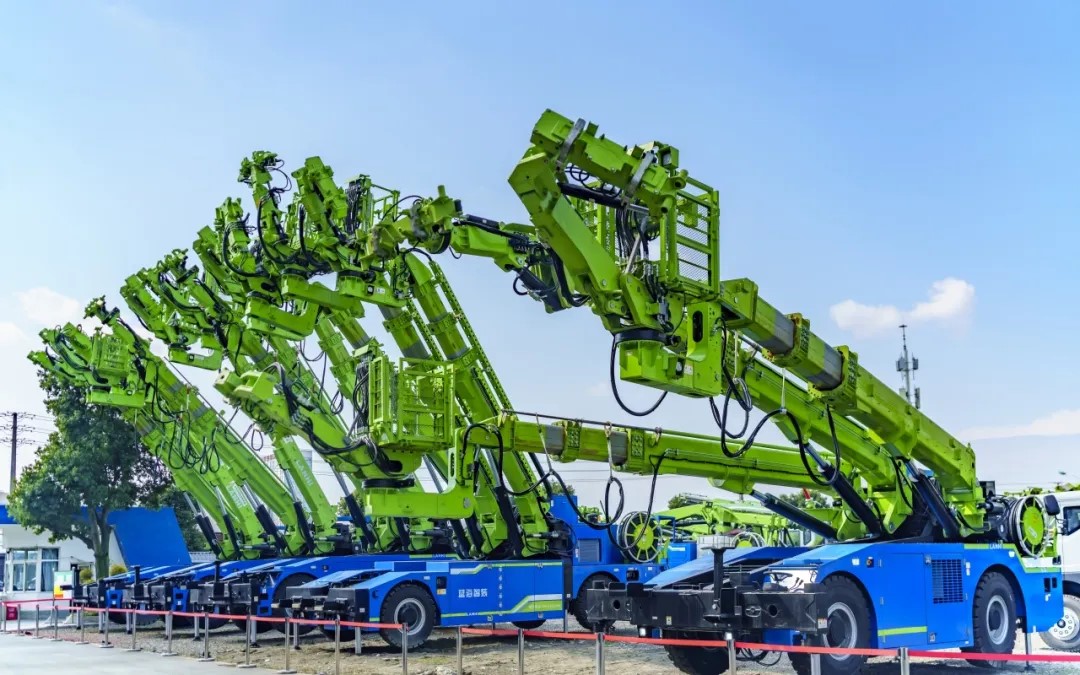 《四川日?qǐng)?bào)》頭版報(bào)道：藍(lán)海智能新一批大型智能裝備準(zhǔn)備發(fā)往全國(guó)(圖2)