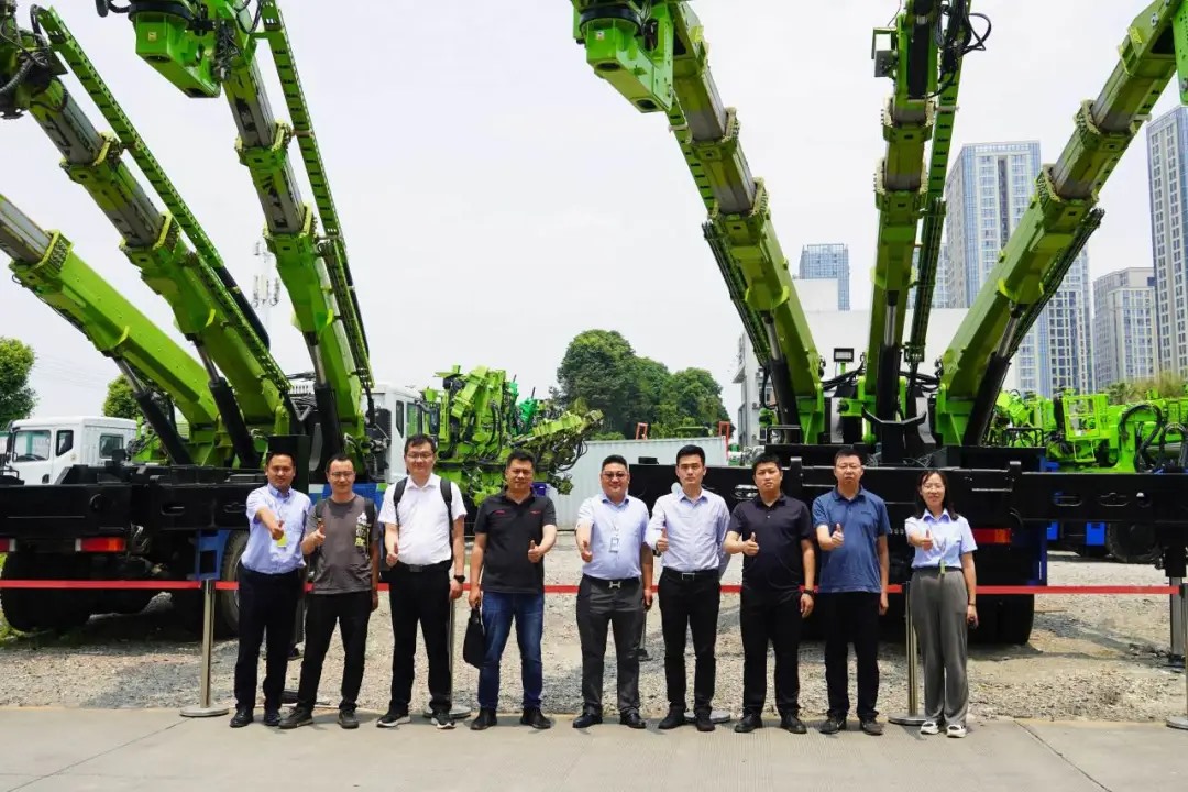 中鐵十一局五公司物資設(shè)備部長陳林一行蒞臨藍海智能考察交流(圖1)